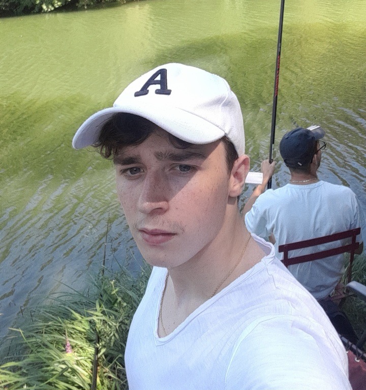 Profil de Renato, 20 ans, Escort Gay Belgique à Saint-Georges-sur-Meuse