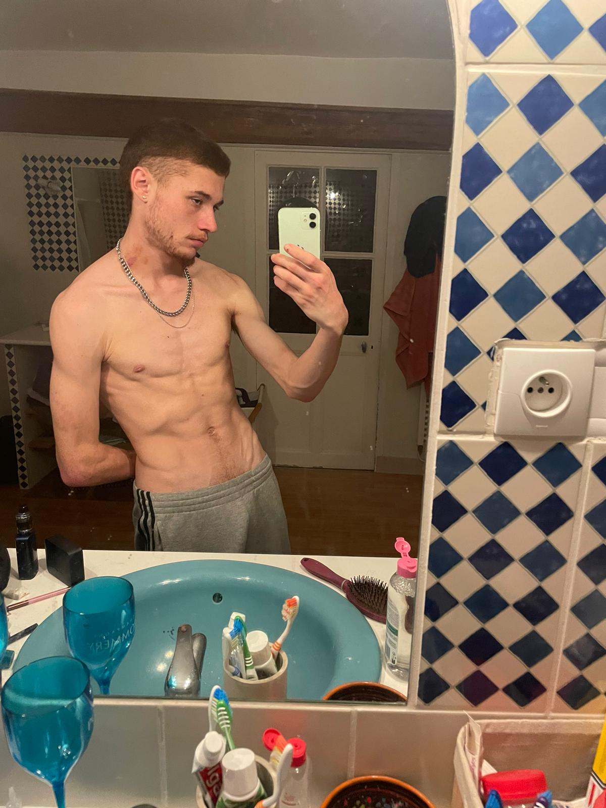 Profil de Adel, 20 ans, Escort Gay Belgique à Grâce-Hollogne